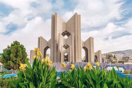 مقبره الشعرا در فصل بهار