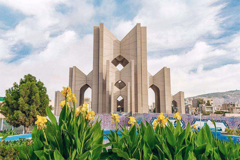 مقبره الشعرا در فصل بهار