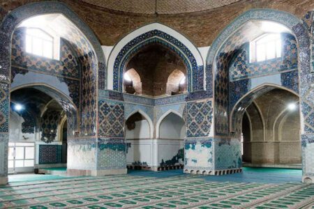 نمای داخلی از مسجد کبود